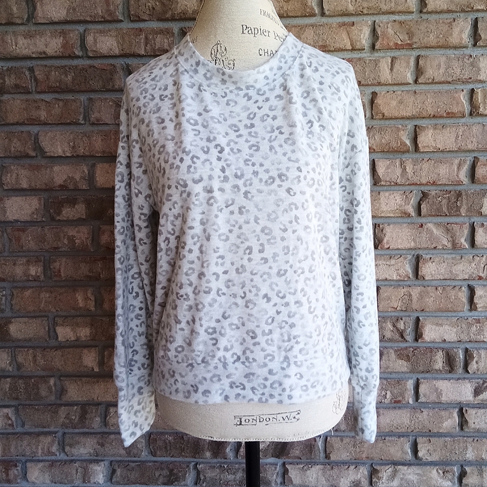 Cozie NWT Gray Leopard Print Comfy Long Sleeve Sweater.